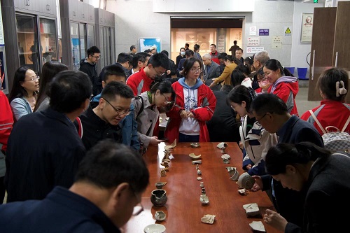 與會(huì)專家觀摩烈山窯出土標(biāo)本1