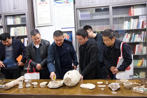 與會(huì)專家觀摩烈山窯出土標(biāo)本2