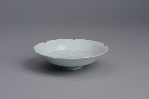宋景德鎮(zhèn)窯影青釉劃花花口碗