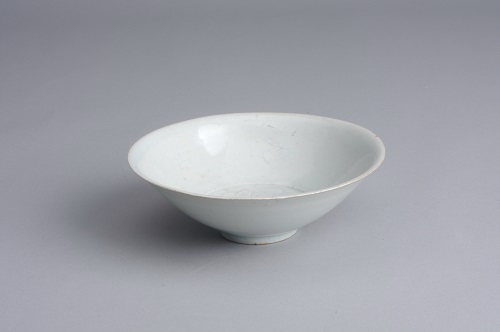 宋景德鎮(zhèn)窯影青釉刻劃花紋碗-1