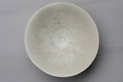 宋景德鎮(zhèn)窯影青釉刻花斗笠碗-2