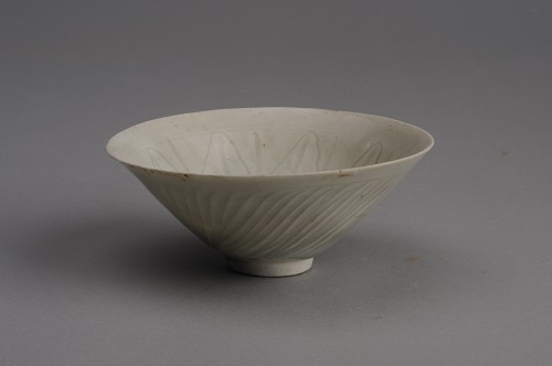宋景德鎮(zhèn)窯影青釉刻花斗笠碗-1